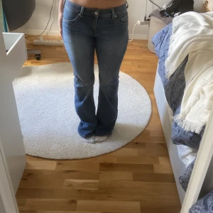 Low Waits jeans - Säljer dessa då de tyvärr börjar bli för stora för mig, de har inga defekter utom lite slitage vid fötterna dör back (kan skicka bild vid frågan) 