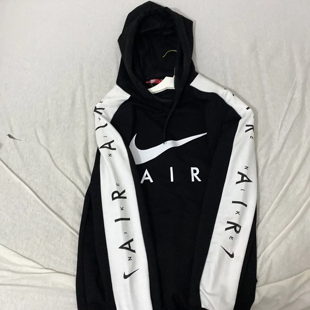 En Nike air hoodie har aldrig använt den den har varit i garderoben på nåra månader skick 10/10 säljer den för att jag använder den aldrig . Hoodies.