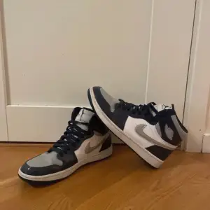 Air Jordan 1 High med golfsula i storlek 45. Bra skick!