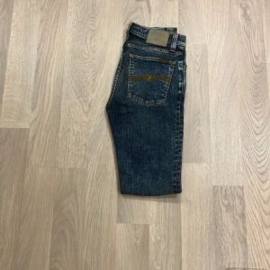 Nudie jeans  - Snygga Nudie jeans som är i toppskick nypriset på dessa ligger på 1600 vårat pris är 299 priset kan diskuteras L34