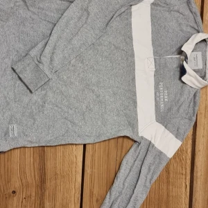 Långärmad piké från Peak performance  - Säljer min långärmade piké från peak performance då jag inte använder den, använd fåtal gånger. Skriv vid minsta intresse och priset är inte hugget i sten! Kolla även in min profil för massa bra märkeskläder!