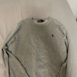 Ralph lauren sweatshirt - Ralph lauren sweatshirt i gott skick. Tröjan är i storlek L i barnstorlek men är stor i storleken och passar xs.
