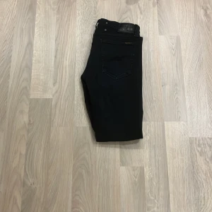 Nudie jeans  - Ett par snygga svarta nudie jeans som är i bra skick nypriset på dessa är 1600 vårat pris är 299. 32L