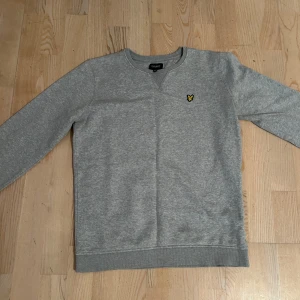 Lyle and Scott tröja - Säljer nu denna snygga Lyle and Scott tröjan. Storlek: XS. Inga som helst defekter och i bra skick. Skriv vid ytligare frågor eller funderingar. Priset är diskuterbart vid snabb affär.