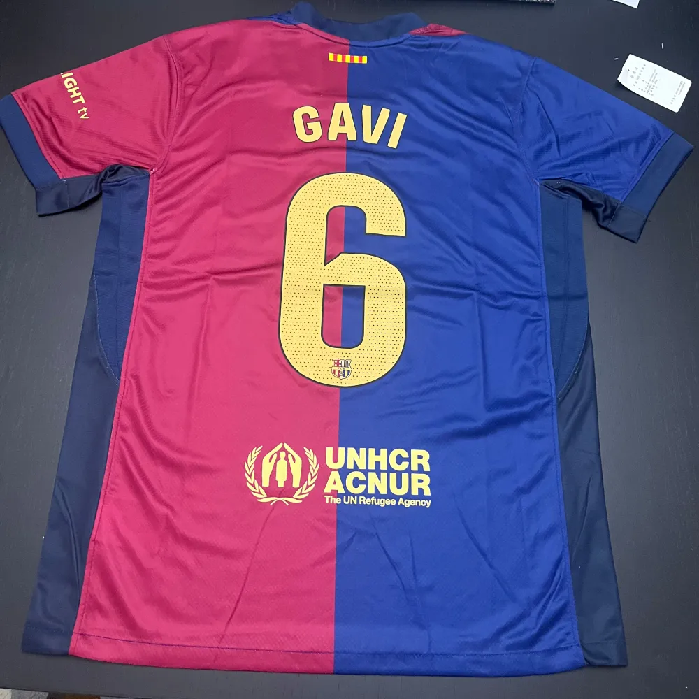 Säljer en helt ny barcelona hemma tröja med gavi 6 på ryggen. Sportswear.