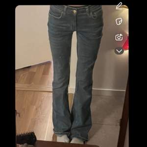 Super snygga blåa bootcut jeans från Ginatricot i storlek 34. Som du kan se på bild 3 är dem lite slitna vid benen men det syns knappt! Skriv om du har frågor eller för fler bilder.🩷