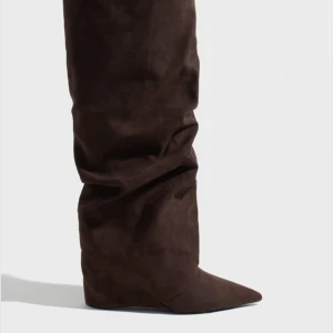 Bruna mocka boots - Säljer dessa boots med klack från Nelly, helt oanvända. Storlek 38