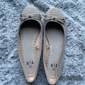 Ballerina Skor - Fina ballerinas i storlek 39, lite bruksslitage på baksida (se bild) annars i gott skick:)