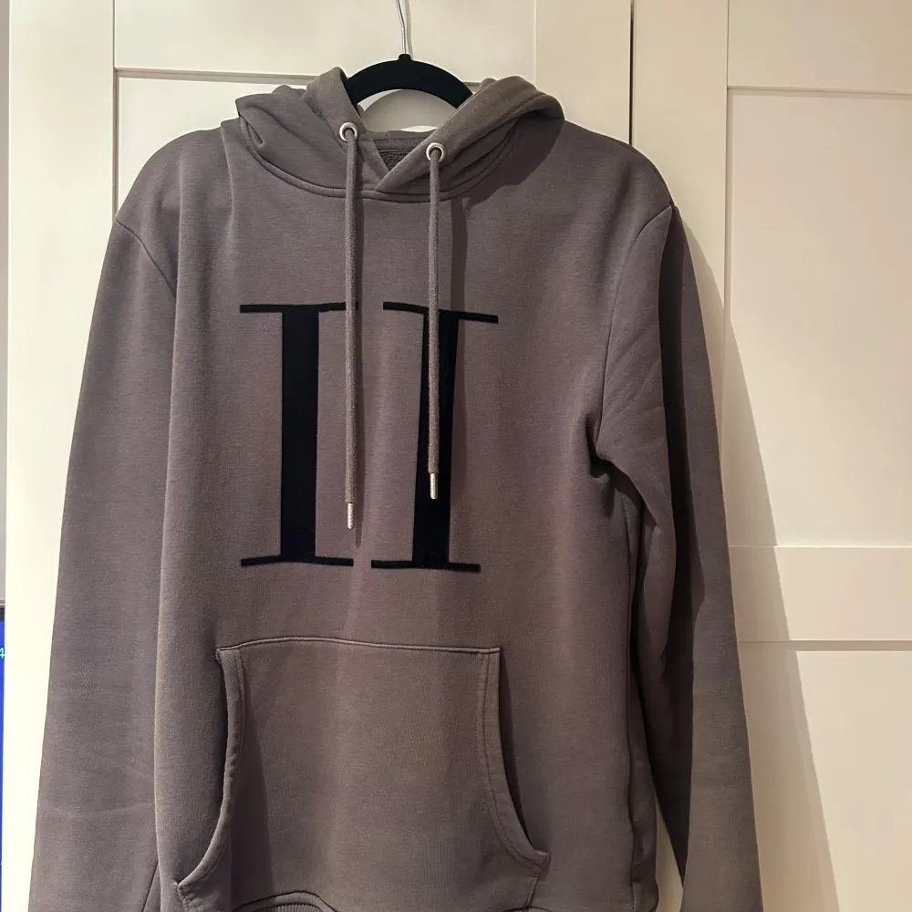 Jag säljer den för att den inte passar mig mer. Den är i godskick. Pris kan diskuteras . Hoodies.