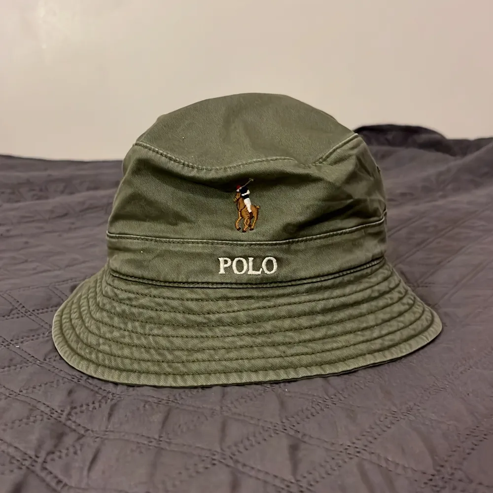 Helt ny och äkta Polo Ralph Lauren Buckethat. Aldrig använd bara legat och skräpat i garderoben i snart 2 år. . Accessoarer.