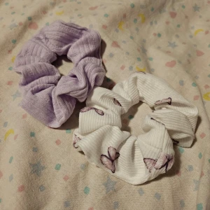 Hårband - Säljer två stycken hårband. Ett lila och ett vitt med fjärilsmönster.