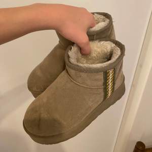 Vinterskor liknar uggs. Från designbysi. Storlek 37❤️