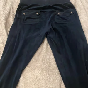 Svarta mjukisbyxor med fickor - Säljer ett par mörkblå Juicy Couture byxor i supermjuk sammet💗 knappt använda 