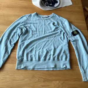 Säljer nu min fina stone island tröja. Den är i fint skick och använd sparsamt. Hör av er vid frågor!