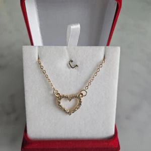 Halsband ett med hjärta - Säljer halsband med ett hjärta på. Helt nytt
