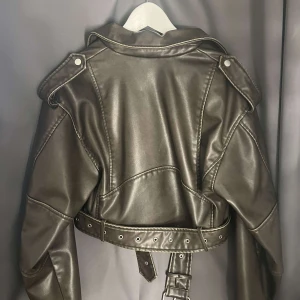 Jacka - Jag säljer min nästan helt oanvända grönaktiga skinnjacka då den inte kommer till användning. Den ser ut som ny och har bra kvalité.