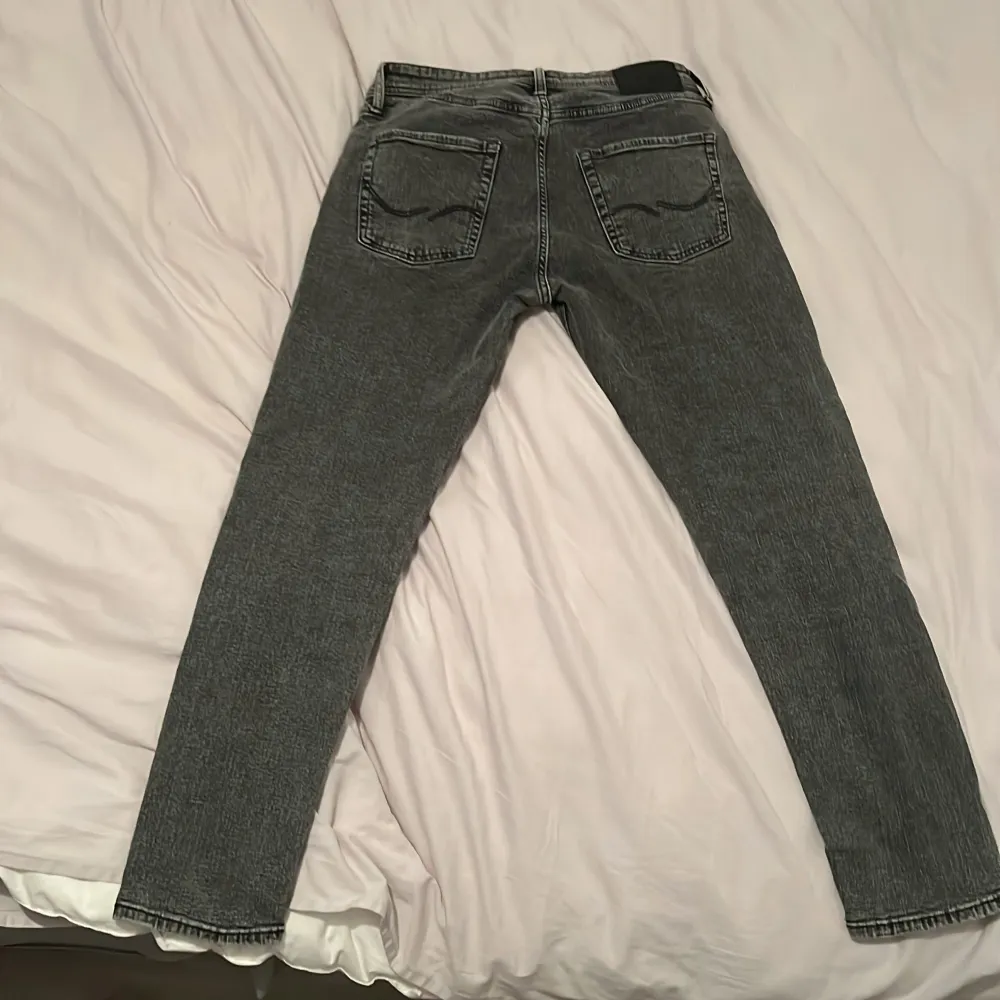 Säljer ett par feta Jack&Jones jeans! Jeansen är i ett mycket bra skick och har inga tecken på slitningar samt defekter. Storlek W29 L32 slim fit. Hör gärna av er om frågor!. Jeans & Byxor.