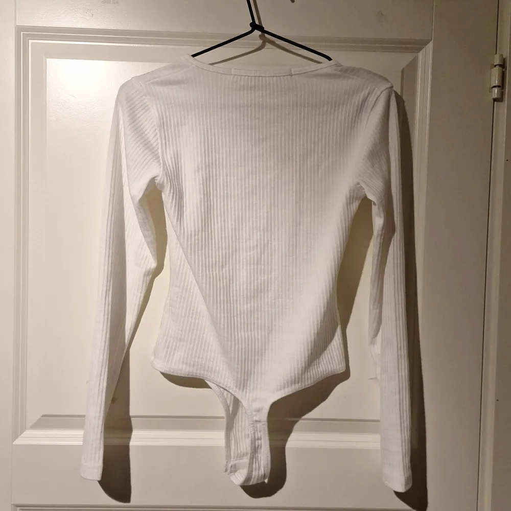 säljer en superfin vit ribbad bodysuit från playboy! materialet är tunnt och har lite stretch till sig, passar perfekt för både vardag och fest. är tyvär för liten för mig så har ingen bild med den på, lappen sitter kvar.. Toppar.