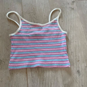 Ribbat linne - Kort, blå/rosa/vit randigt ribbat linne i bra skick