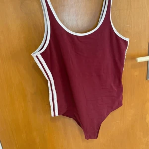 Vinröd body - Body från Gina Tricot köpt på Vinted, aldrig använd av mig!
