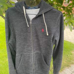 ralph lauren zip up hoodie i storlek s, bra kondition, perfekt för hösten, skriv innan ni köper