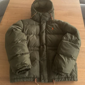 Ralph lauren - Säljer min feta jacka❤️🔥. 9/10 skick Nästan aldrig använd. Nypris 6000 Absolut inga skador. Pris går att diskutera😁😆