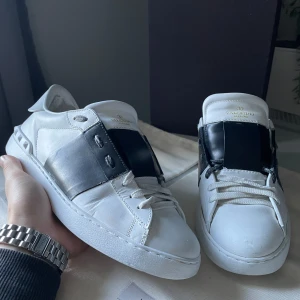 Valentino Open - Säljer nu mina valentino skor i storlek 41 ||Självklart äkta||, (passar mig som har 43) De är sparsamt använda, har bara haft de några få månader, är i bra skick. Medföljer dustbag. Är öppen för att gå ner i pris och även för byten, hör av er!