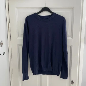 Mörkblå tröja - Fin mörkblå tröja! Lite noppig 💕