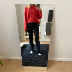 Filippa K tröja  - Röd tjockare tröja från Filippa K med öppen bakdel.   Storlek S  75% Bomull  25% Polyamid