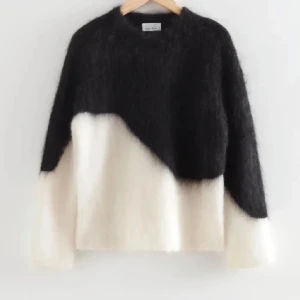 & other stories tröja - Säljer denna super populära och eftertraktade tröjan då jag tycker den är för liten på mig! Den är i storlek S och jag har vanligtvis L-XL i toppar! Vill ej sänka pris! Superbra skick!