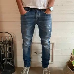 Tjo! Säljer mina sjukt snygga blåa Dondup jeans💯 Är i riktigt bra skick och inga defekter! Size 33 Hör av er för fler frågor!