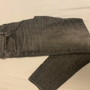 Jack and Jones Jim - Säljer mina Jack and Jones Slim/ straight Jim i Storlek 31/30. Jeansen ligger i fint skick. Skriv om du har några funderingar!