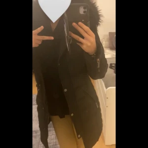 Roco baroco jacka - Svart jacka med svart päls (går att ta bort), säljer då den inte kommer till användning, sitter fint och väldigt varm. Köpt för 2000, pris kan diskuteras!