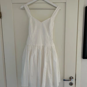 Vit klänning  - Jag säljer denna gulliga fina klänning pågrund av att jag inte får nån andväning till den längre. Storlek 36 Priset går att diskutera