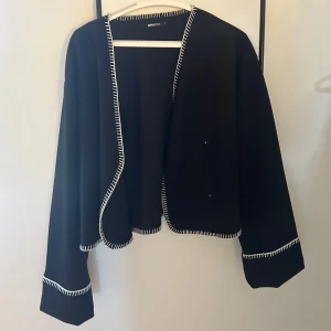 Tröja från GinaTricot - Säljer denna tröja/kofta från GinaTricot, endast använd 2-3 gånger så den är i nyskick! Köptes för 500kr 💓