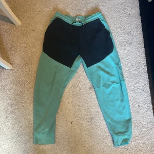 Säljer mina Nike tech byxor för att jag inte längre har något intresse för dom och dom är för små för mig - Storlek M, bra skick bara några små fläckar och ett litet hål (alla skador finns med på bilderna)