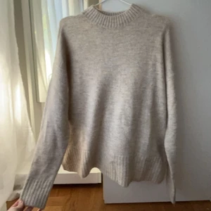 Stickad tröja  - Beige stickad tröja från gina! Jätte mysig och parfekt nu till hösten!🍂 Lappen med storleken är borta men skulle säga att den är som en S!