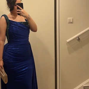 Festklänning  - Klänningen är köpt från Kosovo märket heter minnafashion. Klänningen kommer med kvitto. Den är skräddarsydd i midjan. Klänningen är använd i bara några timmar. Klänningen finns i Södertälje. Nypris 7000  Pris kan diskuteras 🌸   