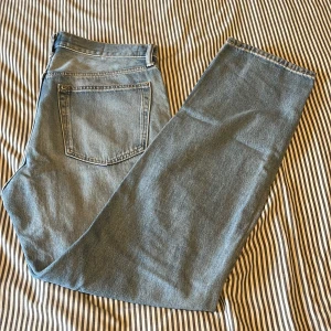 H&m jeans - En till ljusblå h&m jeans, W32 L32.