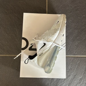 Nike air max 270 - Köpt i Stockholm i nike butik har bara använt ett par gånger sitter dåligt på mig. Går att diskutera pris