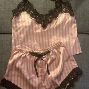 Söt rosa randig pyjamas - Används inte längre!🩷