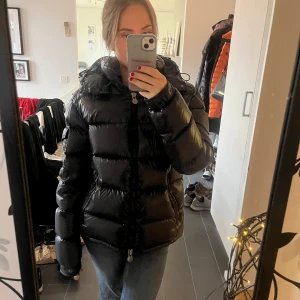 Moncler Jacka  - Säljer nu min sjukt snygga vinterjacka från märket moncler som endast är använd under en vinter. Den är i princip i nyskick!  💋 Storlek: 2 motsvarar S/M  💋 Pris: 8 000kr men går att pruta vid snabb affär.   Köpt för 17 000kr på NK!  Borttappat kvitto