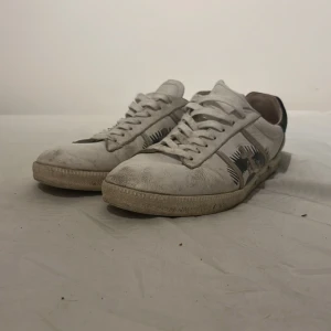 Premiata skor  - Tja! Vi säljer ett par riktigt feta premiata skor i storlek 45, det är 6/10 i skick hyfsat slitna/smutsiga men har mycket kvar att ge, de är ej trasiga på något ställe främst bara tappat färg! Hör av med frågor 🌀