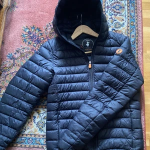 Save the duck jacka - Save the duck tunnjacka, i stl s. Använd förra säsongen men är i fortfarande utmärkt skick. Säljer den då den är för liten för mig. Passar perfekt för den som vill hålla sig varm under hösten men stilig. Nypris: 2000 Cond 9/10