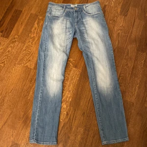Lågmidjade jeans - Ett par lågmidjade jeans. Jeansen är straight/bootcut och i perfekt skick förutom saknande diamanter på bakfickorna. Fram och bakfickor har diamanter på sig samt så har backfickorna en jättefin sydd design.