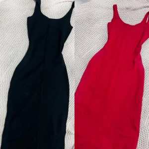 2 st klänningar med split - Mina finaste klänningar från Bikbok i svart och röd färg. Figursydda med sidosplit. Perfekta för festliga tillfällen eller vardagsbruk. Den röda är i storlek S och den svarta i storlek XS. Sökord/Keywords: Bikbok klänningar, figursydd klänning, sidos