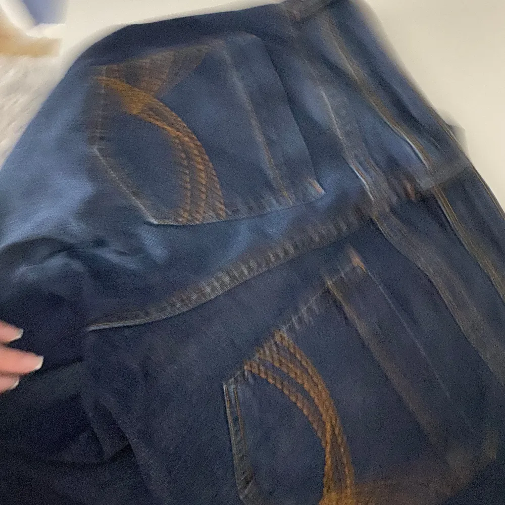 Mörkblå bootcut jeans i storlek 40 men passar som M, nytt skick. . Jeans & Byxor.