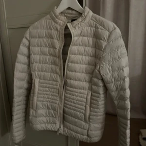 Colmar jacka - Säljer min nya Colmar jacka som endast är använd en gång. Färgen är kräm vit , sitter jätte fint på🌸💕💕nypris runt 4000 kr