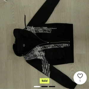Just cavalli Hoodie - En skönt cavalli hoodie i storlek S. Helt oanvänd. 10/10 skick. Några frågor så är de bara dm. pris är inte hugg i sten.