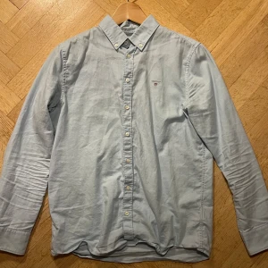 Skjorta - Ljusblå skjorta från Gant. Säljer denna eftersom jag inte använt den på ett tag. Inga defekter och nytvättad. Pris är alltid diskuterbart. Var inte rädda att fråga frågor!!